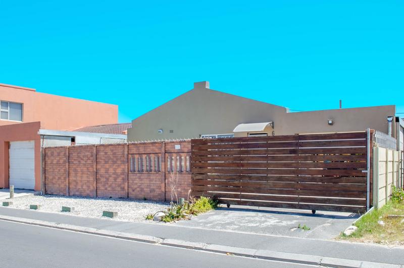 3 Bedroom Property for Sale in Pelikan Park Western Cape